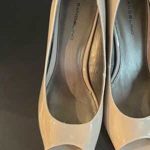 Beige patent leather open toe pumps so 9M
